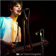 Profesor de música da clases. Todas las edades